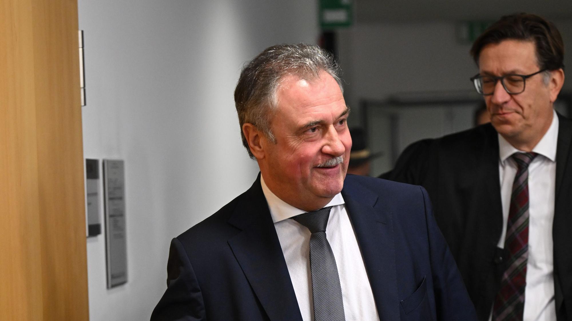 Claus Weselsky (l), Vorsitzender der Gewerkschaft Deutscher Lokomotivführer (GDL)