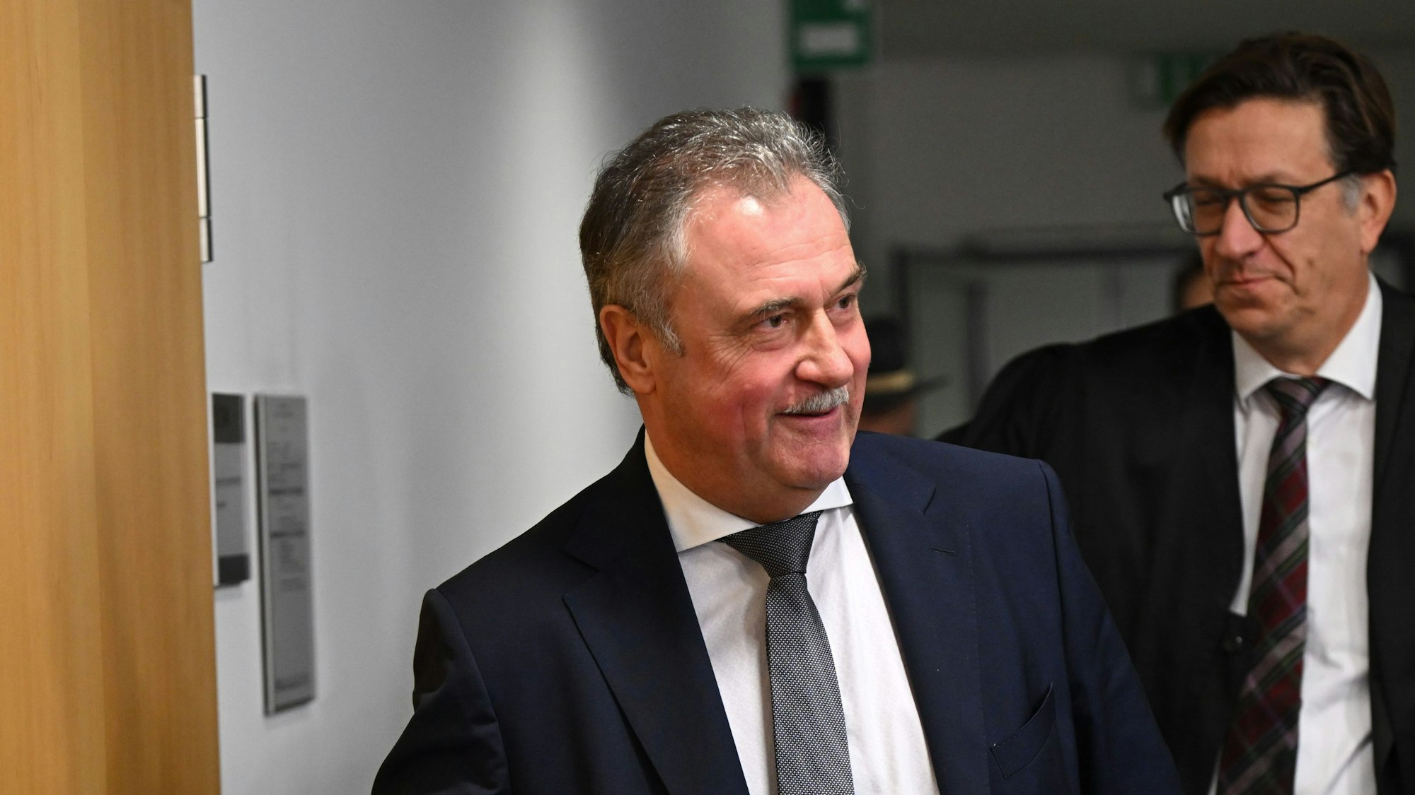 Claus Weselsky (l), Vorsitzender der Gewerkschaft Deutscher Lokomotivführer (GDL)