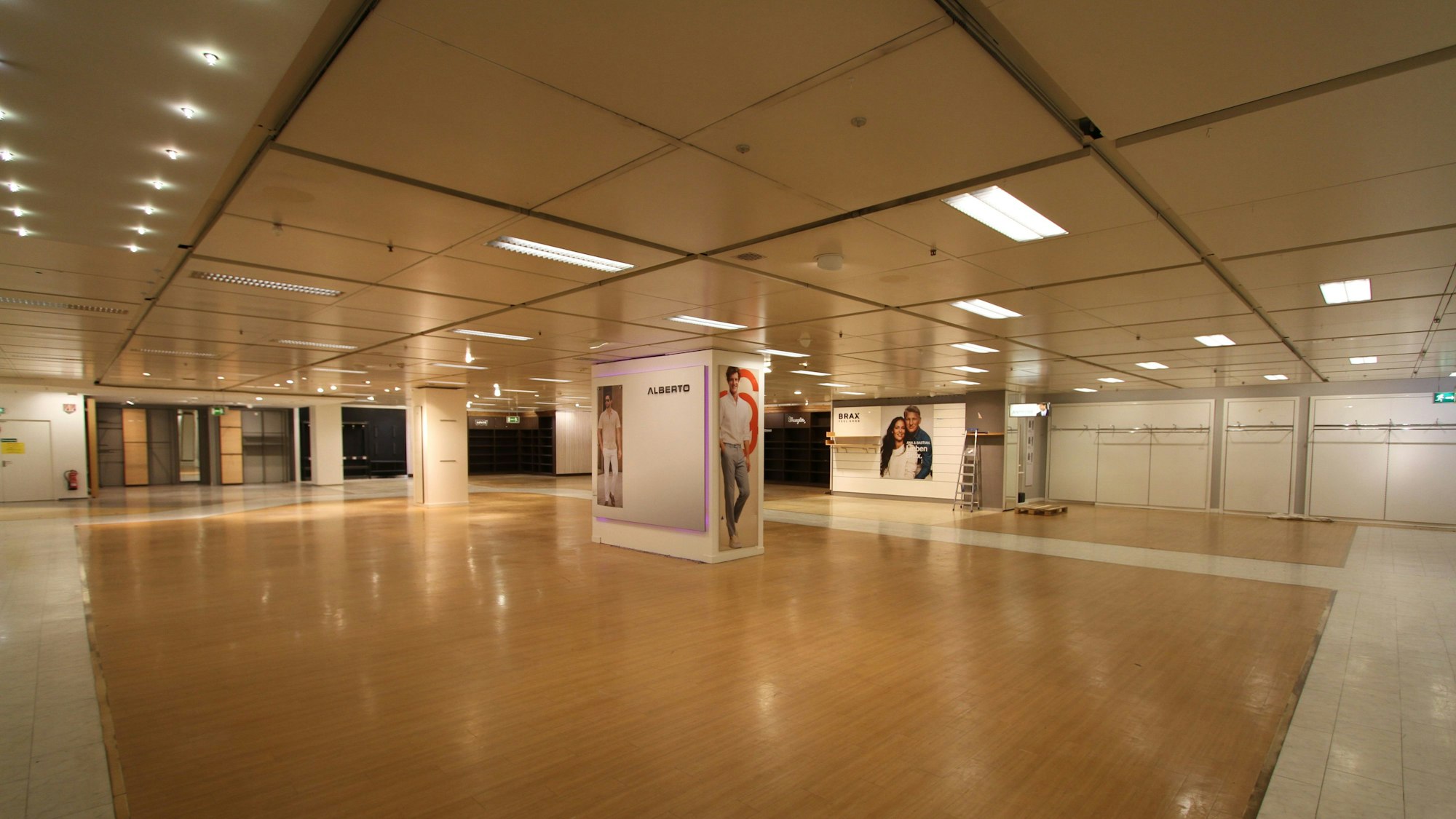 Eine leere Etage in einem Kaufhaus.