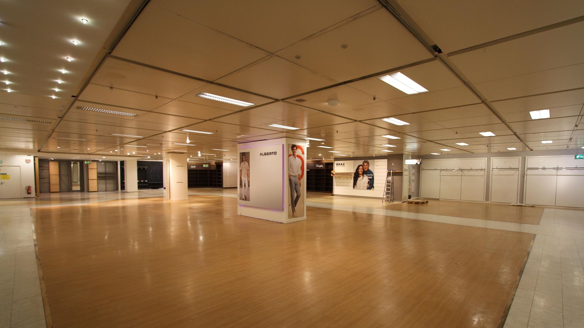 Blick in eine leergeräumte Kaufhaus-Etage.
