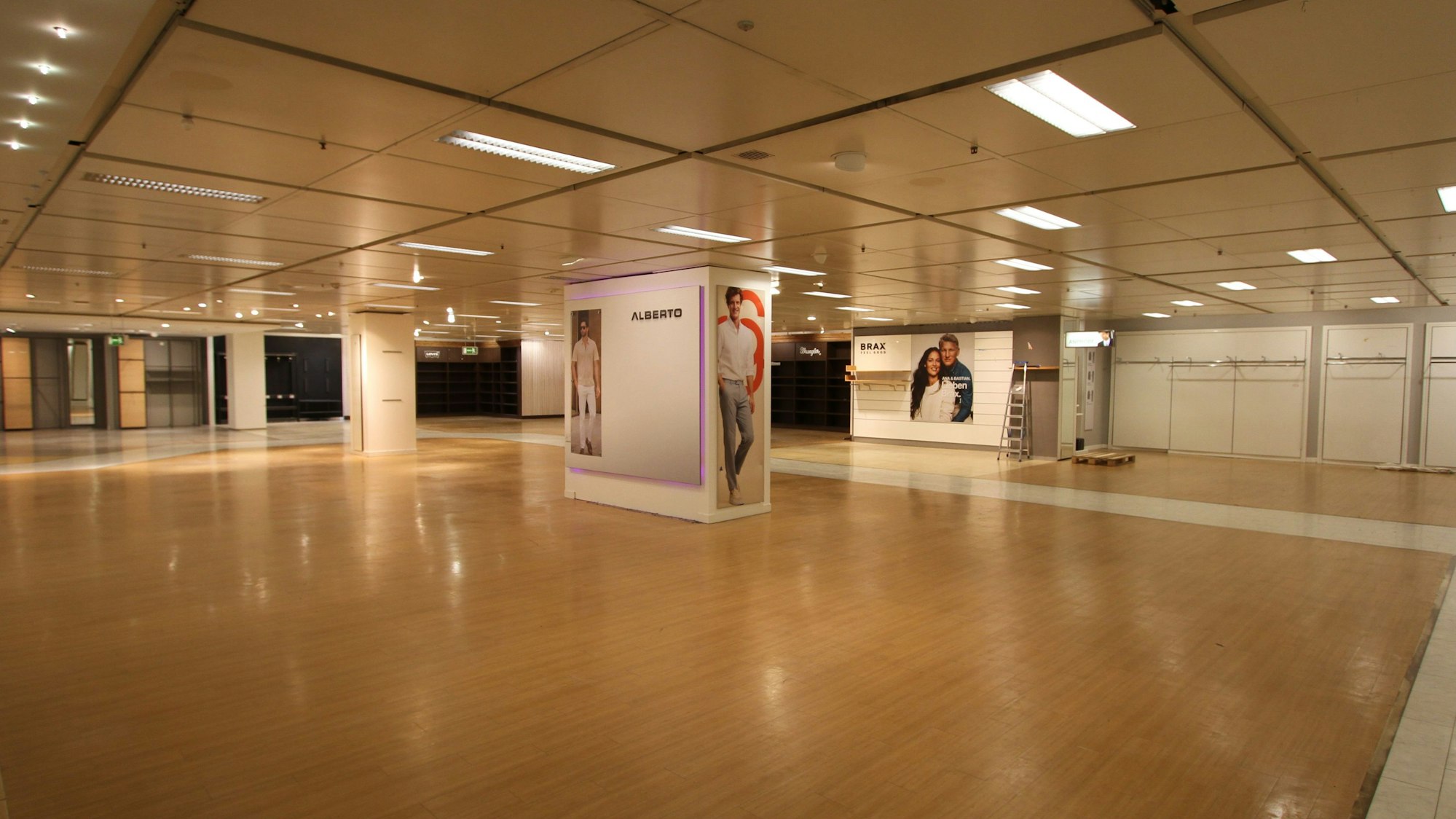 Eine leer geräumte Verkaufsabteilung in einem Warenhaus