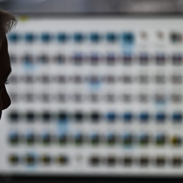 Ein Mann vor einem Computerbildschirm