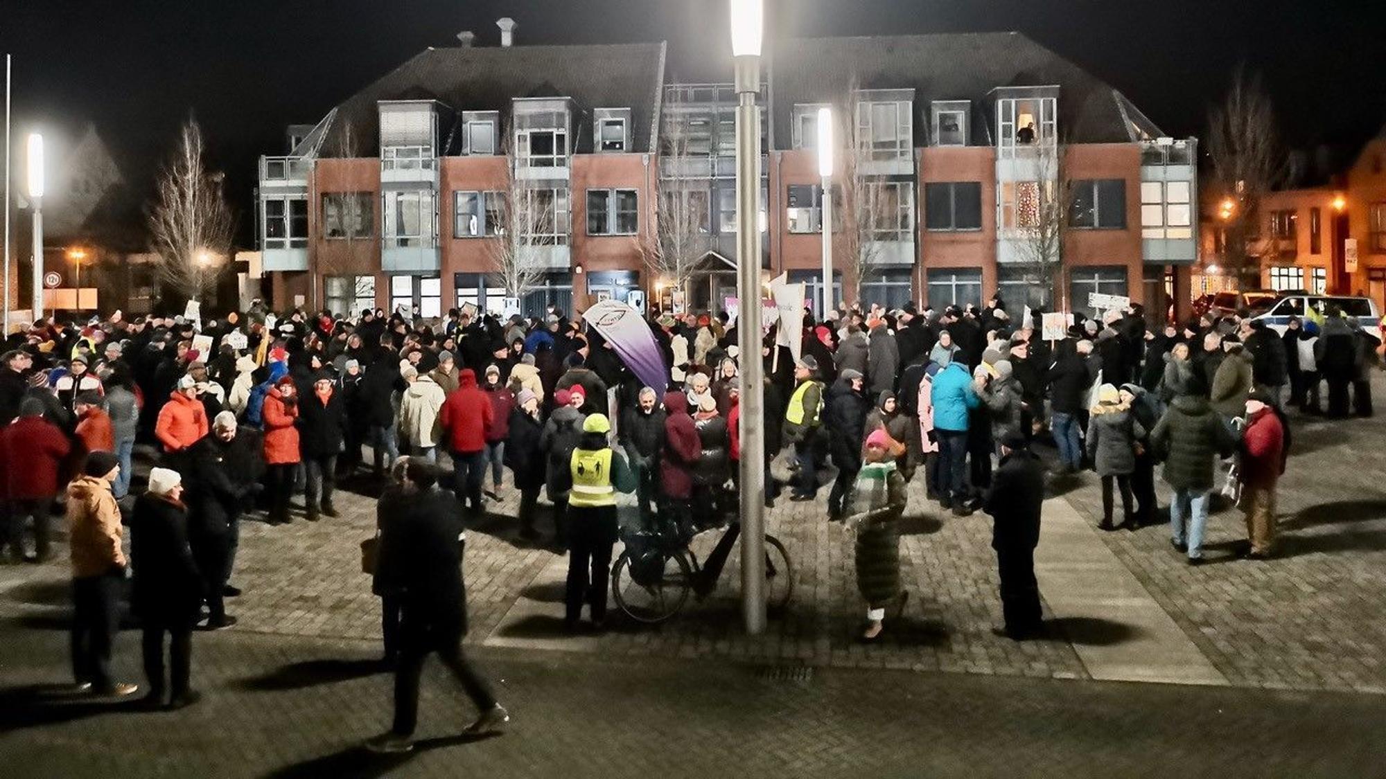 Zu sehen sind etwa 300 Menschen bei einer Kundgebung.