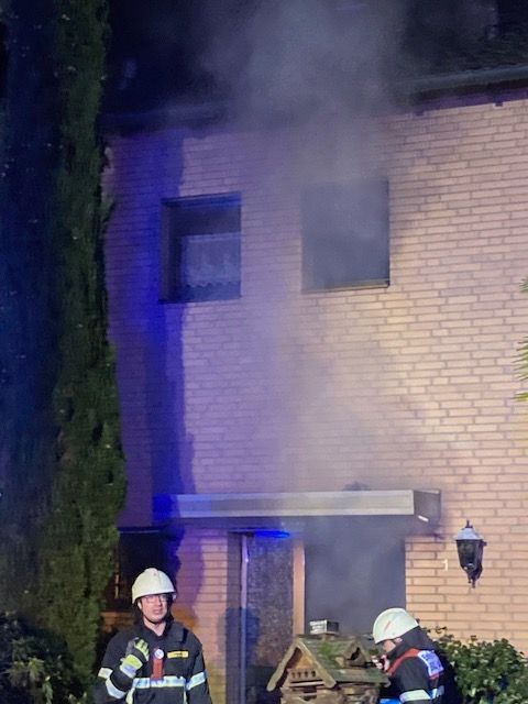 Zwei Fenster. Aus einem dringt schwarzer Rauch.