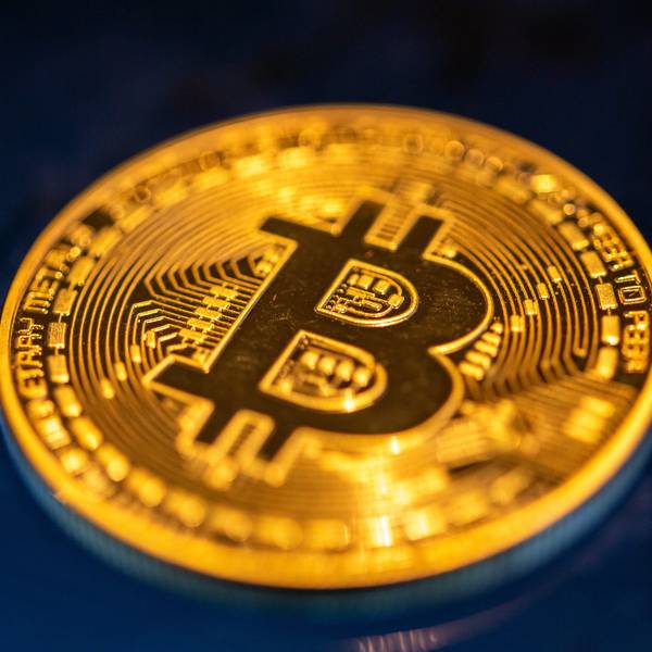 ARCHIV - 24.01.2022, Berlin: Eine Bitcoin-Münze liegt auf einem Bildschirm. (Zu dpa "Gefälschte Mitteilung der Börsenaufsicht zu Bitcoin sorgt für Aufruhr") Foto: Fernando Gutierrez-Juarez/dpa-Zentralbild/dpa +++ dpa-Bildfunk +++