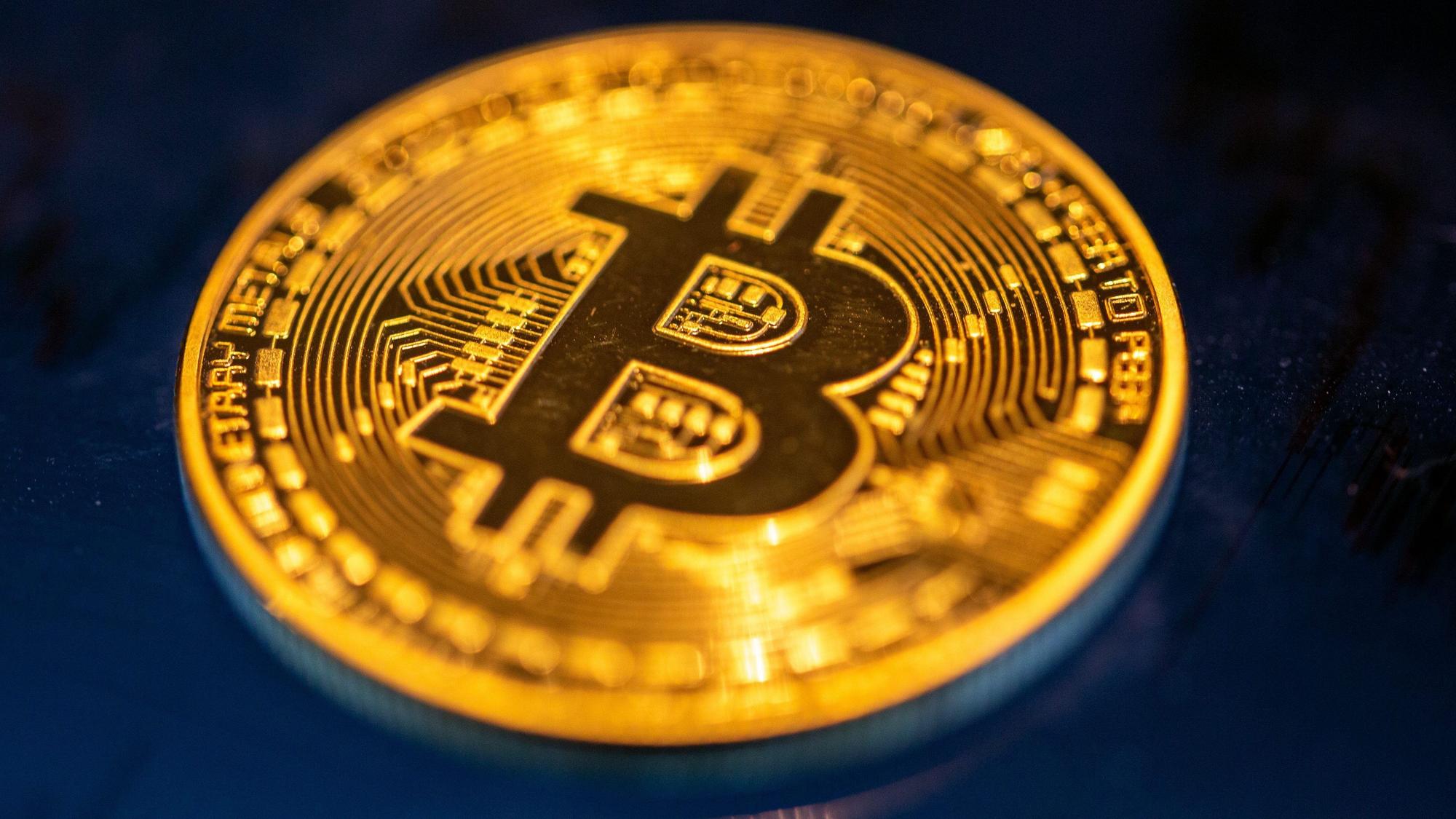 ARCHIV - 24.01.2022, Berlin: Eine Bitcoin-Münze liegt auf einem Bildschirm. (Zu dpa "Gefälschte Mitteilung der Börsenaufsicht zu Bitcoin sorgt für Aufruhr") Foto: Fernando Gutierrez-Juarez/dpa-Zentralbild/dpa +++ dpa-Bildfunk +++