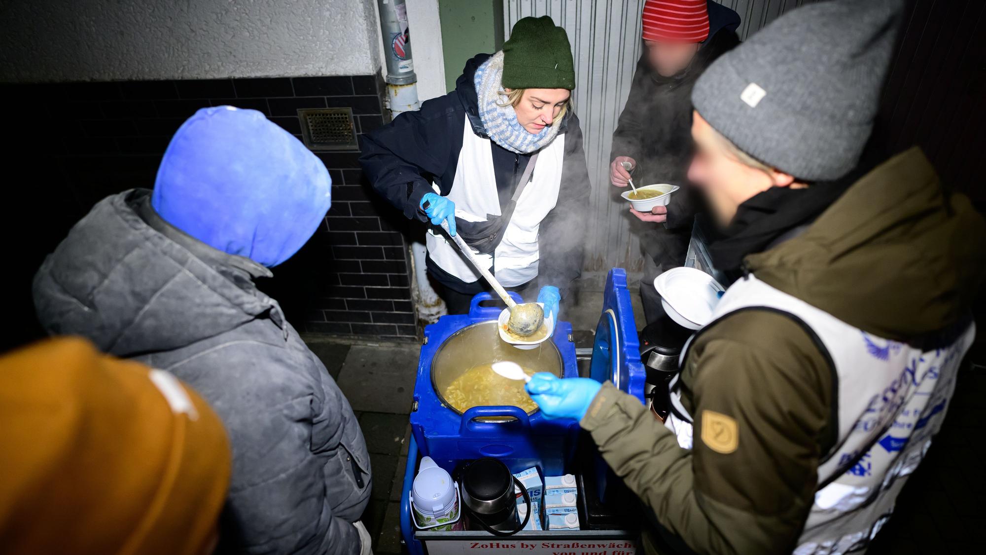 Tatjana Smudzinski gibt Suppe aus.