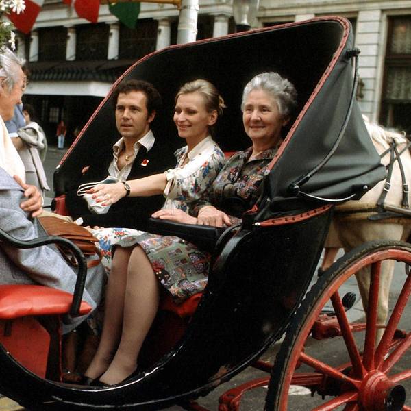 Franz Beckenbauer (Cosmos New York) mit seiner Mutter Antonie (re.), Lebensgefährtin Diana Sandmann und seiner Tante Paula während einer Kutschfahrt durch New York.