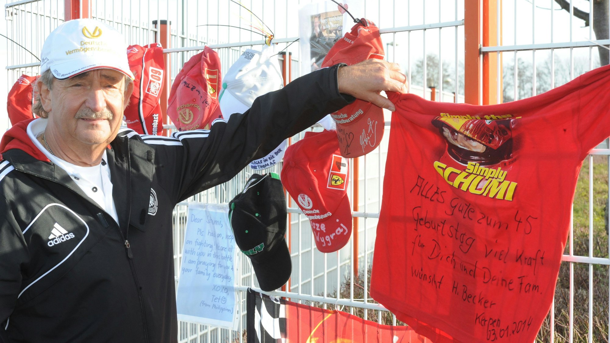 Zum 45. geburtstag wünschen die Fan an der MS-Kartbahn in Kerpen-Sindorf ihrem Idol gute Besserung. Mit dabei der 1. und 2. Vorsitzende des MS Fanclub Kerpen, Michael Viehmann und Reiner Ferling (bild)