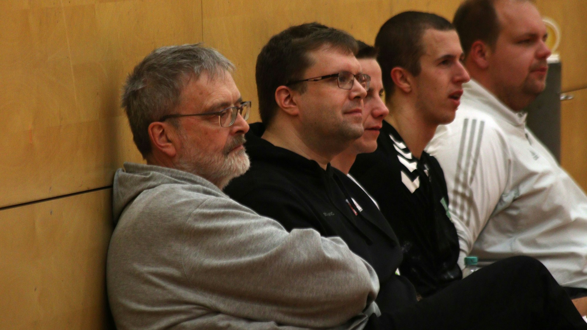 Schauen beim Abschlusstrainingsspiel zu: Michael und Robert Deutzmann von den Harzhelden.