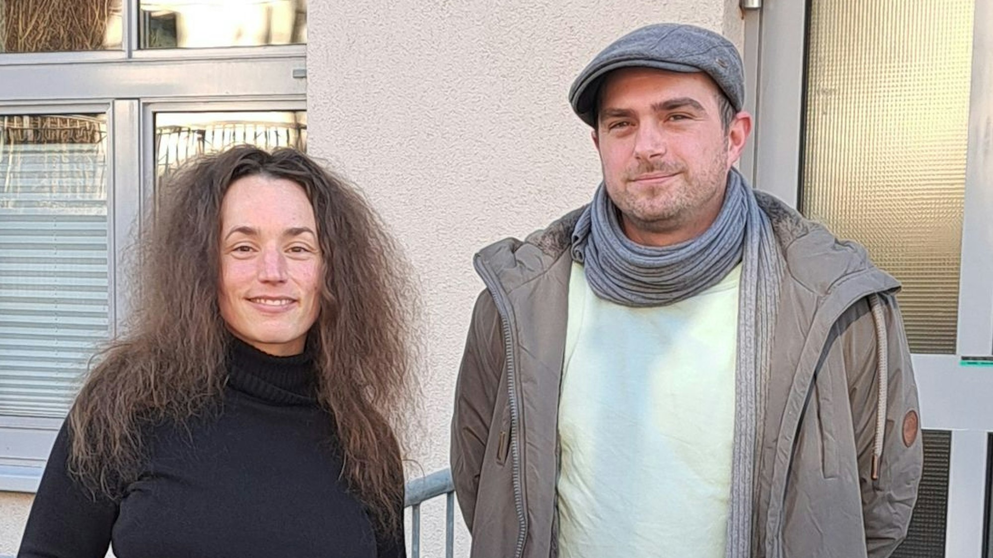 Sarah Hedfeld und Mario Schwanicke vor dem Wipperfürther Jugendzentrum.