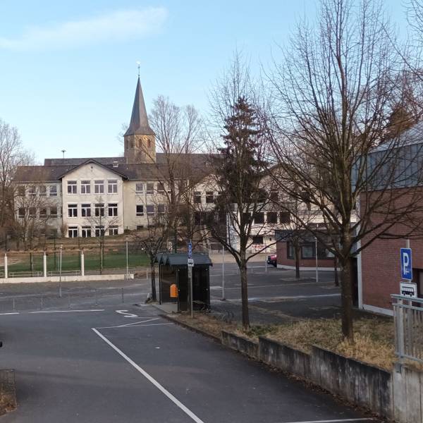 Gebäude, Kirche und ein Parkplatz