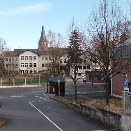 Um Gefahren zu bannen, soll die alte Grundschule in Birk bis zu ihrem Abriss eingezäunt werden.
