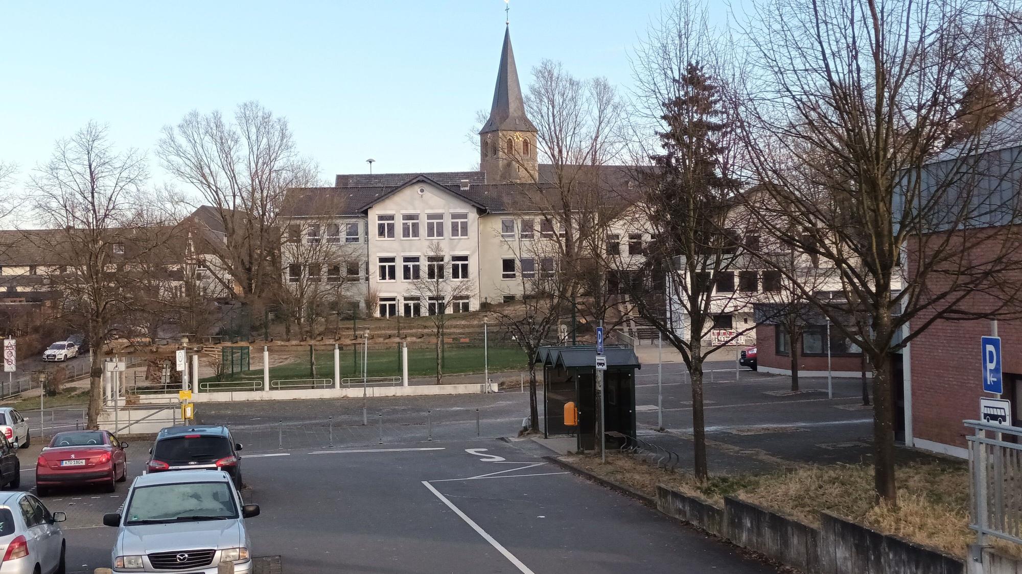 Parkplatz, Schulgebäude, Kirche