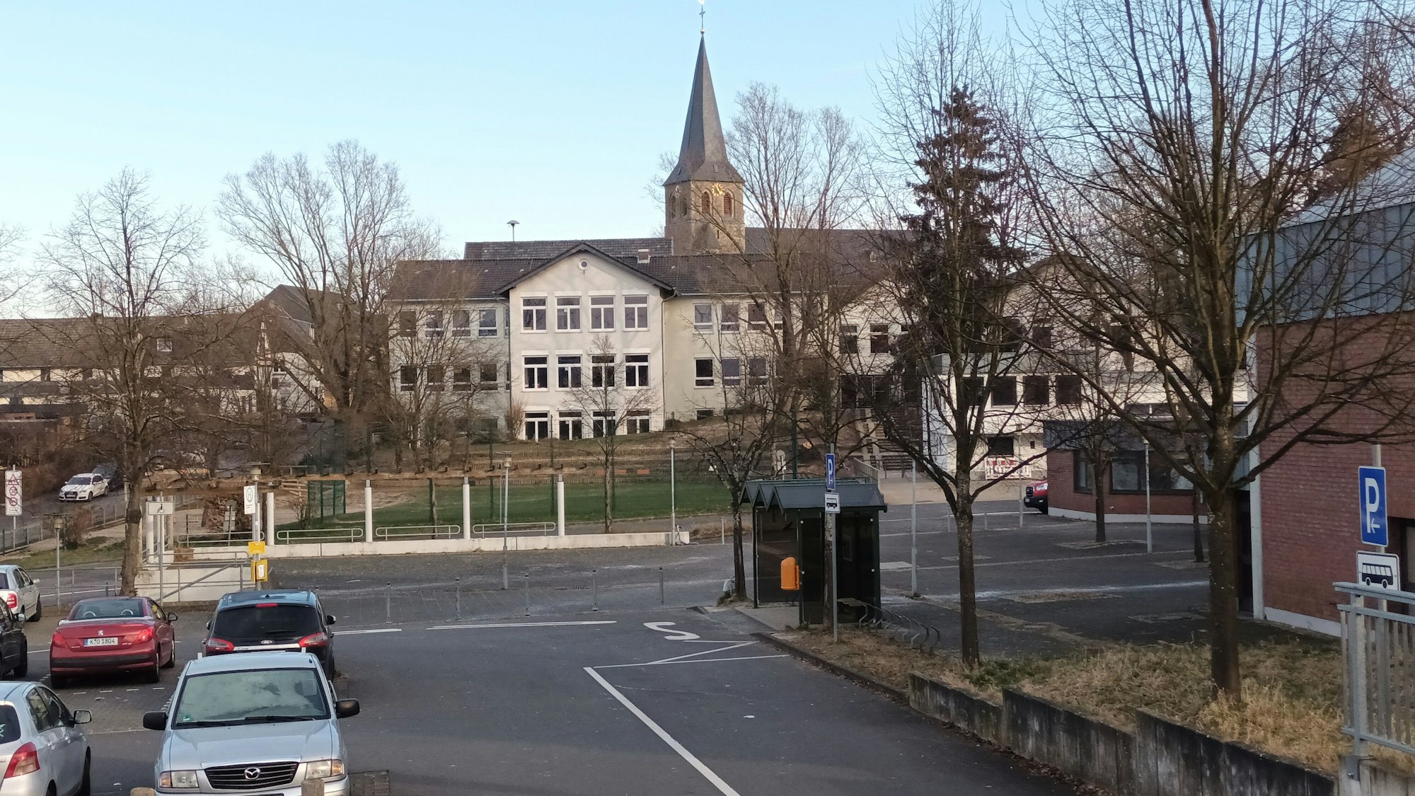 Parkplatz, Schulgebäude, Kirche