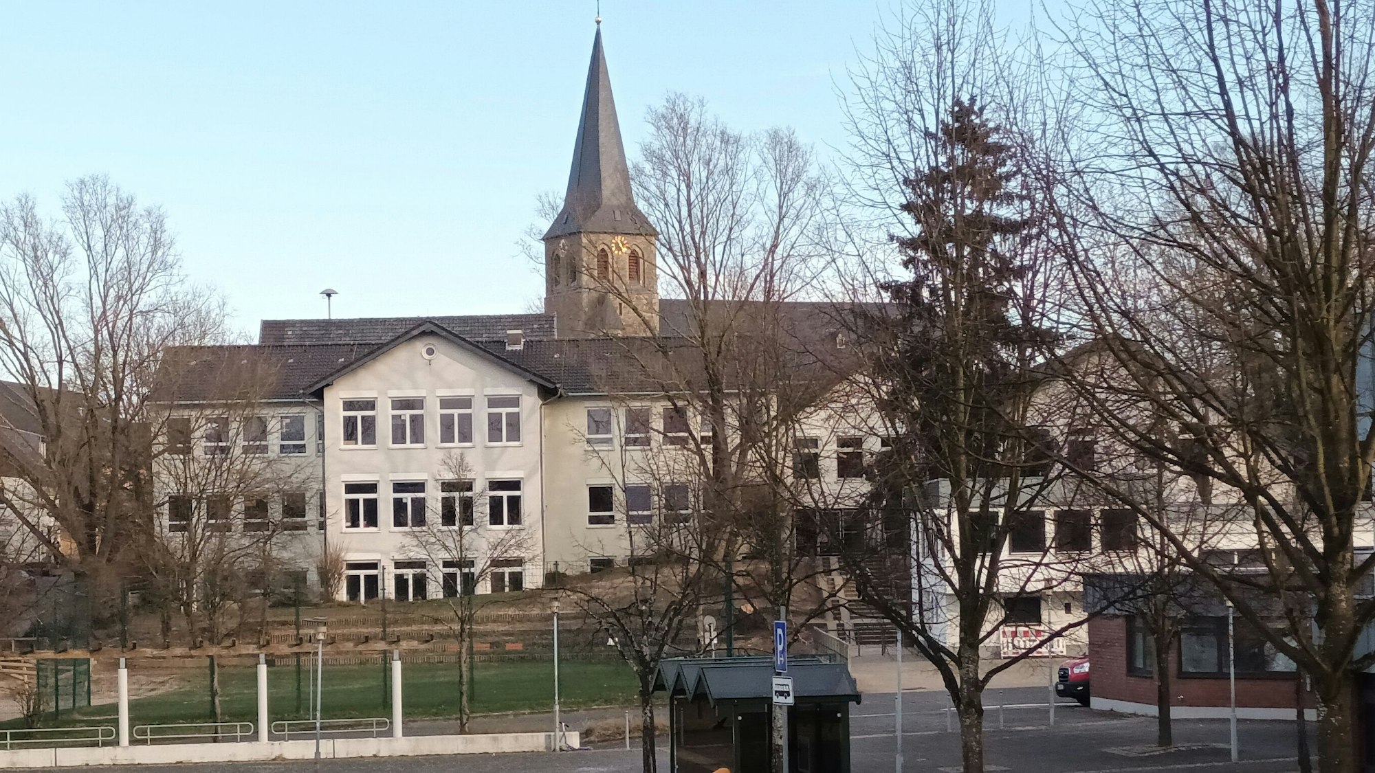 Um Gefahren zu bannen, soll die alte Grundschule in Birk bis zu ihrem Abriss eingezäunt werden.
