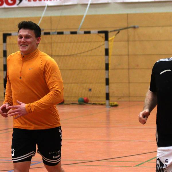 Beim Warmmachen laufen Marius Schmitz und René Lönenbach lachend nebeneinander.