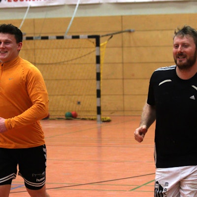 Beim Warmmachen laufen Marius Schmitz und René Lönenbach lachend nebeneinander.