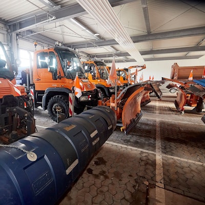 Winterdienstfahrzeuge stehen in Strempt nebeneinander aufgereiht.