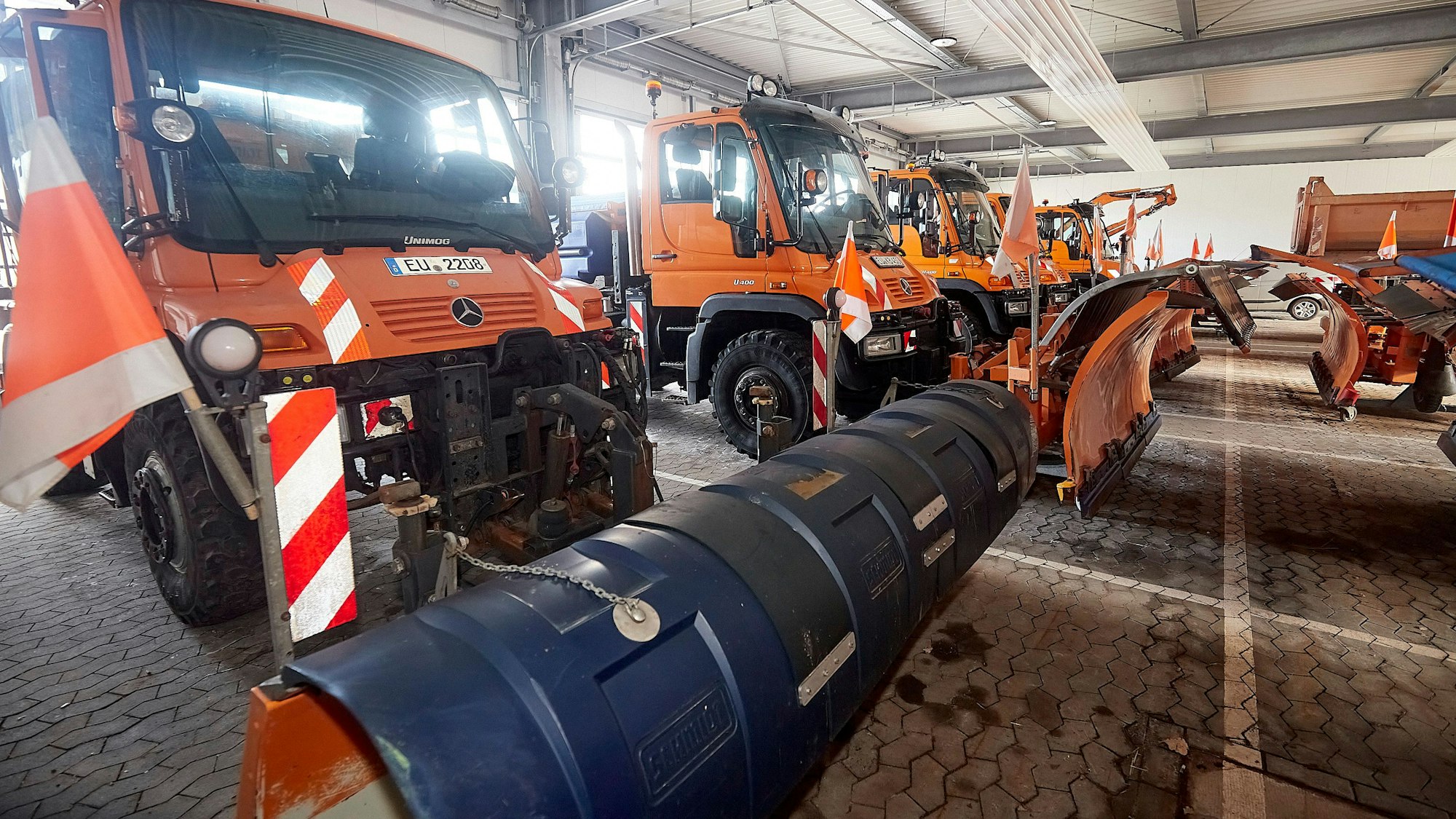 Winterdienstfahrzeuge stehen in Strempt nebeneinander aufgereiht.