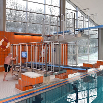 Das Foto zeigt den neuen Sprungturm mit Ein- und Drei-Meter-Brett im Walter-Leo-Schmitz-Bad in Wipperfürth