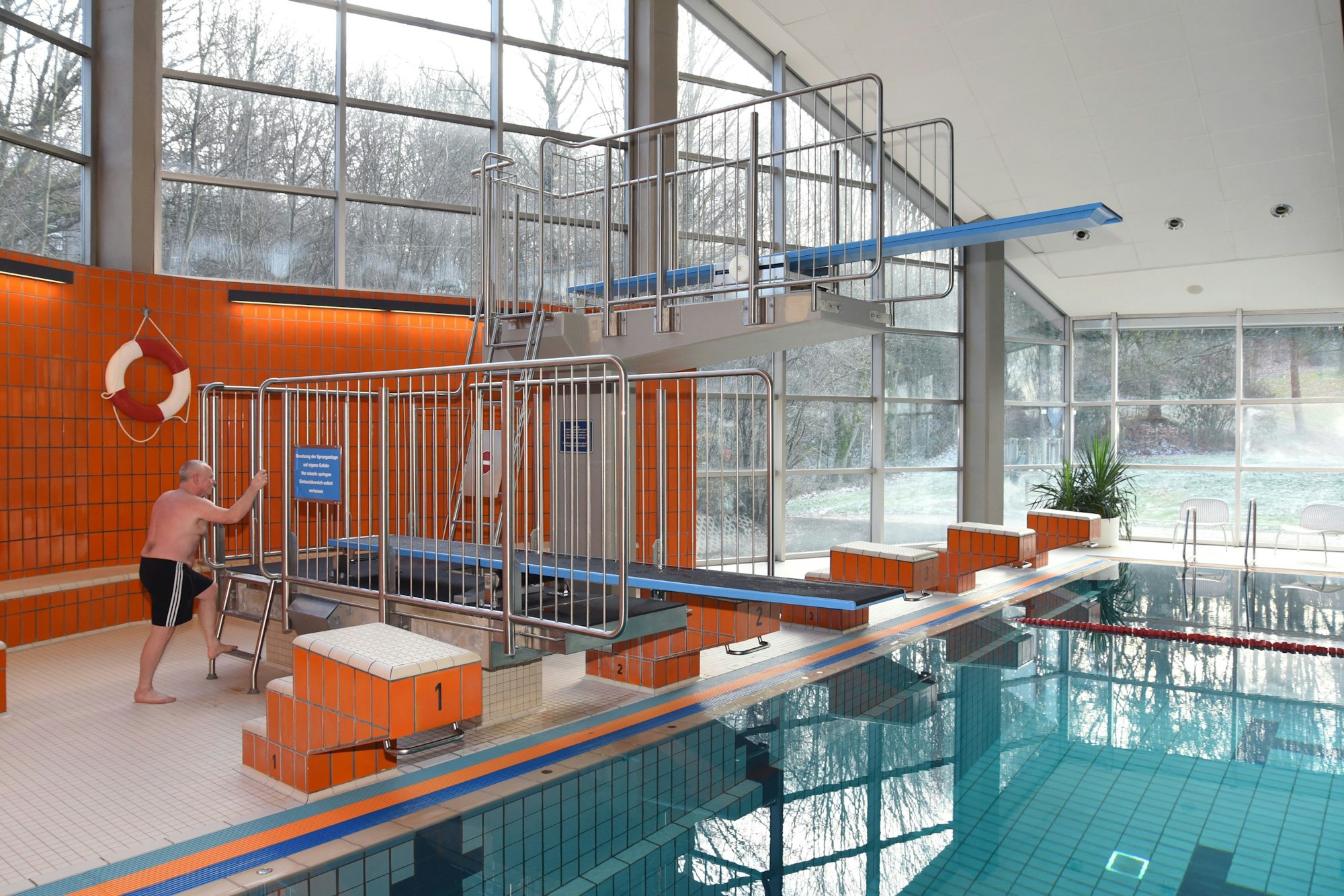 Das Foto zeigt den neuen Sprungturm mit Ein- und Drei-Meter-Brett im Walter-Leo-Schmitz-Bad in Wipperfürth