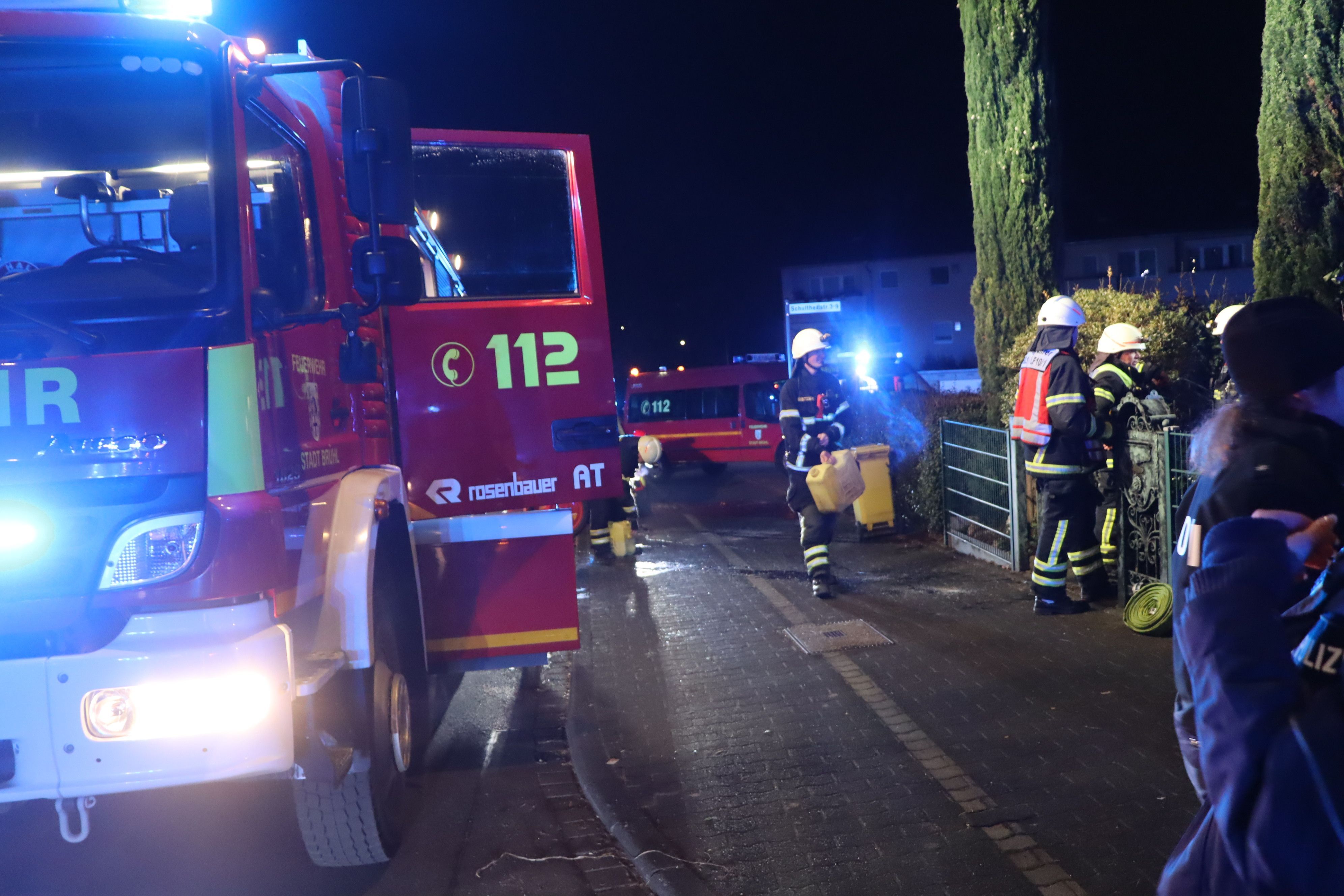 Einsatzkräfte der Feuerwehr und Einsatzfahrzeuge.