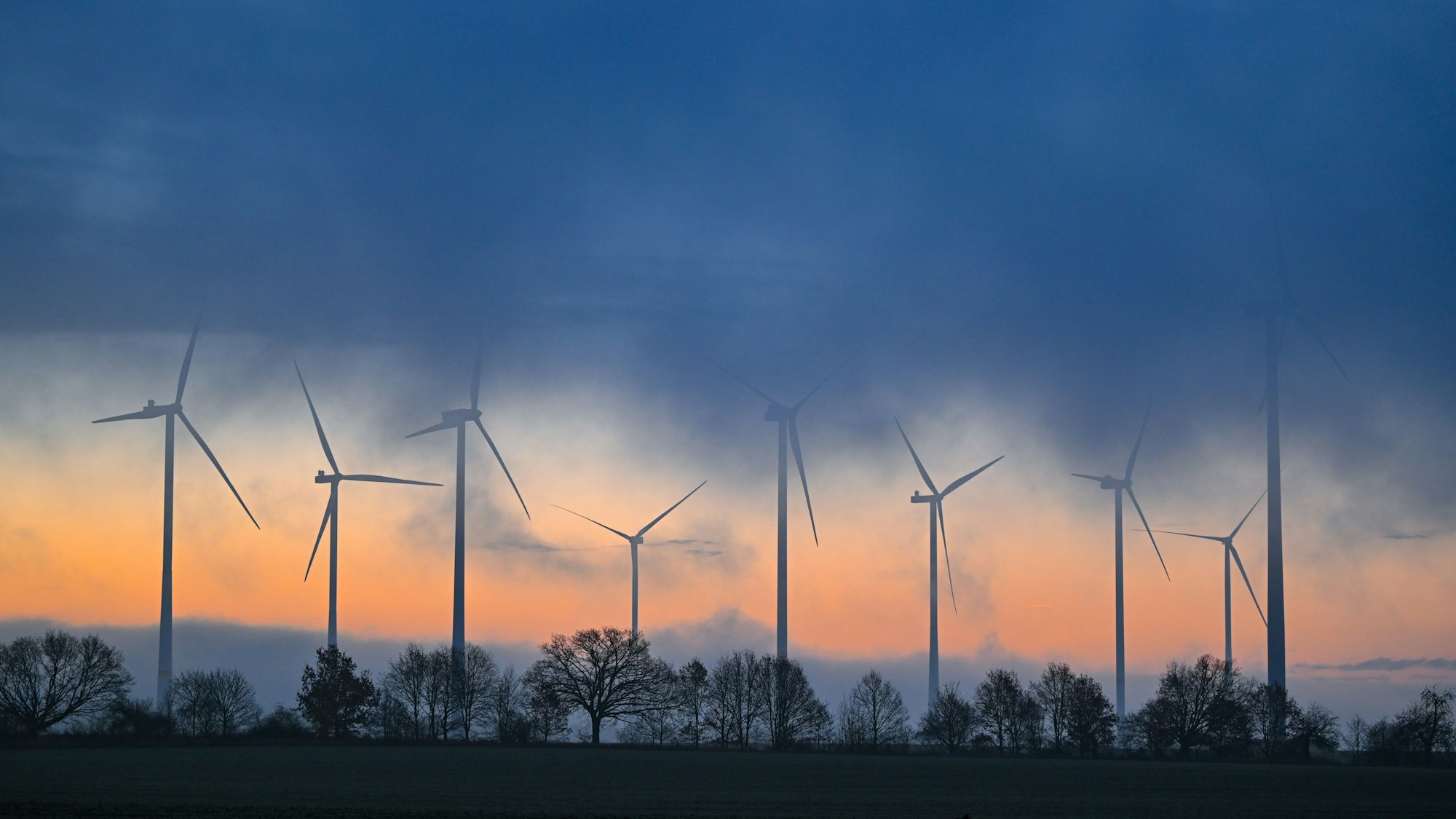 Windräder sollen nach dem Willen des Branchenverbands LEE näher an Energieintensive Industrie rücken.