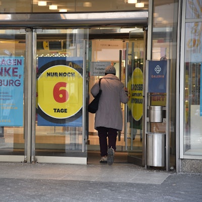 Frau betritt Geschäft.