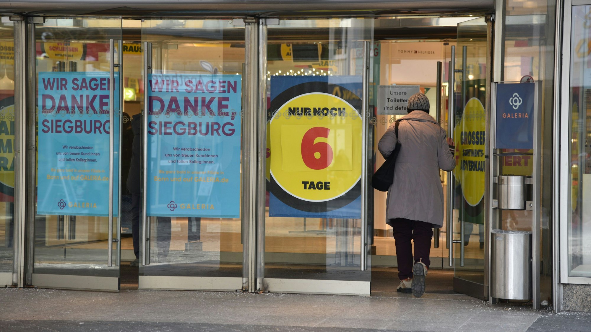 Frau betritt Geschäft.