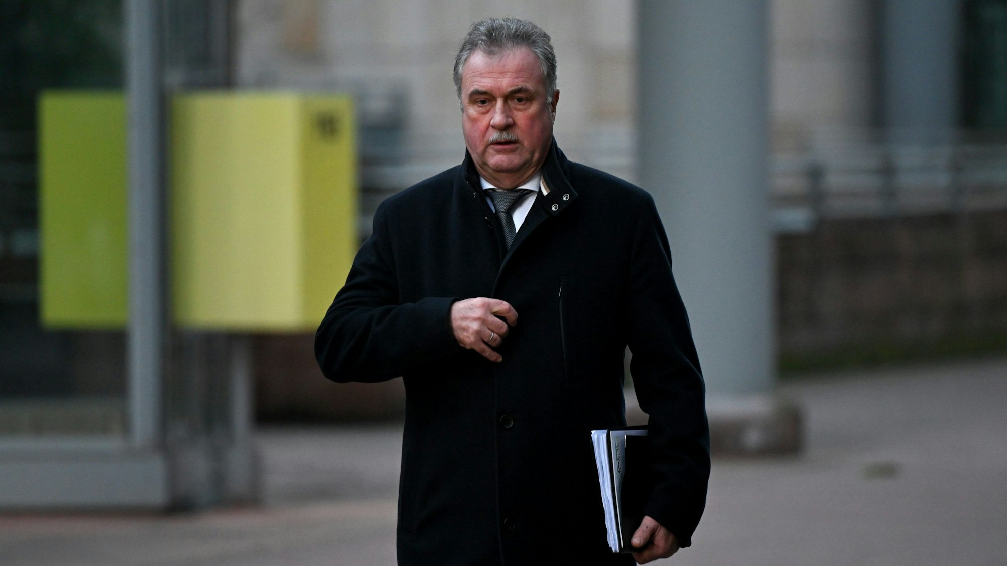 GDL-Chef Claus Weselsky kommt vor dem Landesarbeitsgericht Frankfurt am Main an. Danach verpasste er seinen Zug nach Berlin.