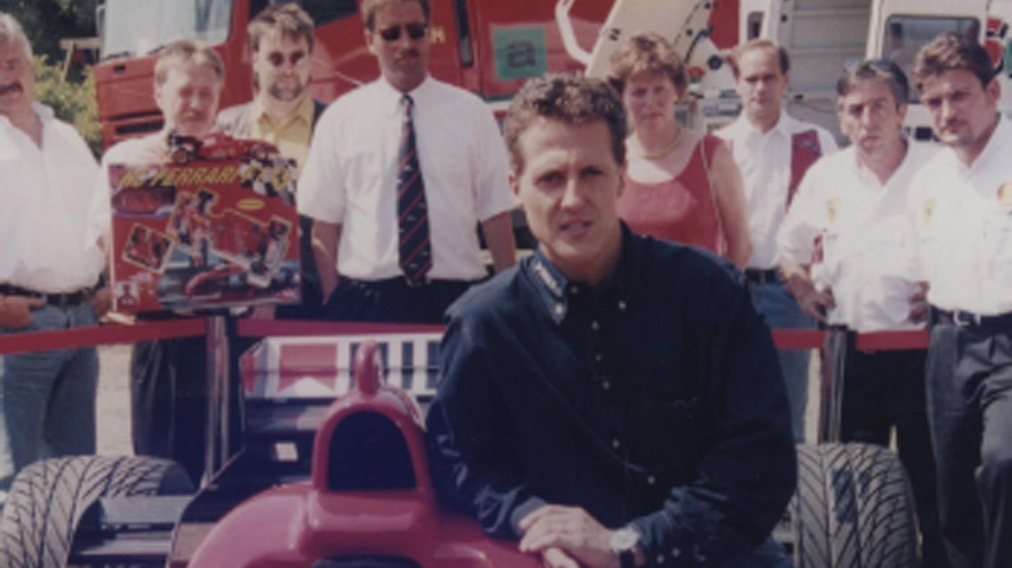 Michael Schumacher neben einem Ferrari.
