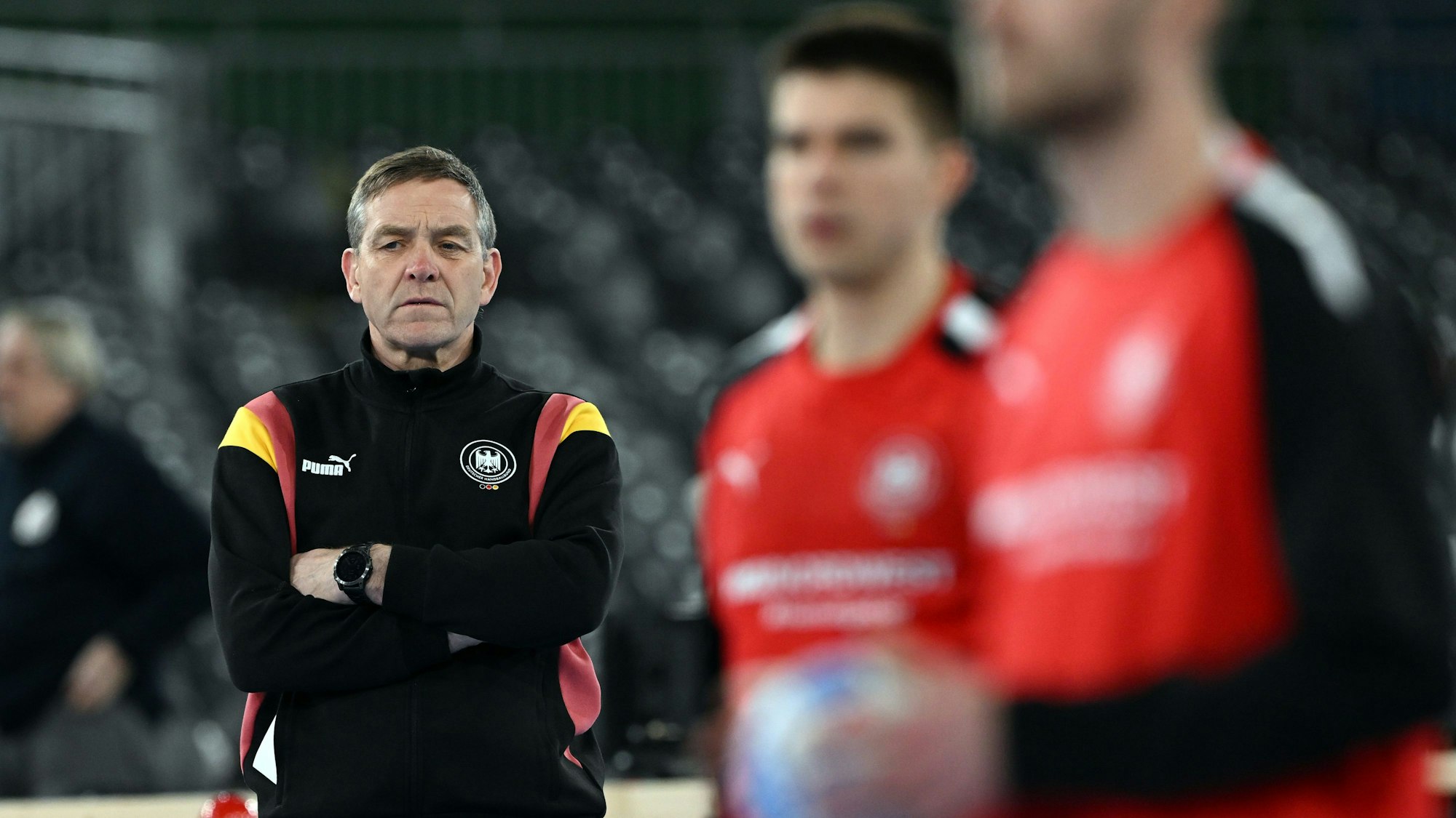 Düsseldorf: Alfred Gislason, Trainer der deutschen Handball-Nationalmannschaft, leitet das Training in der Merkur-Spiel-Arena.