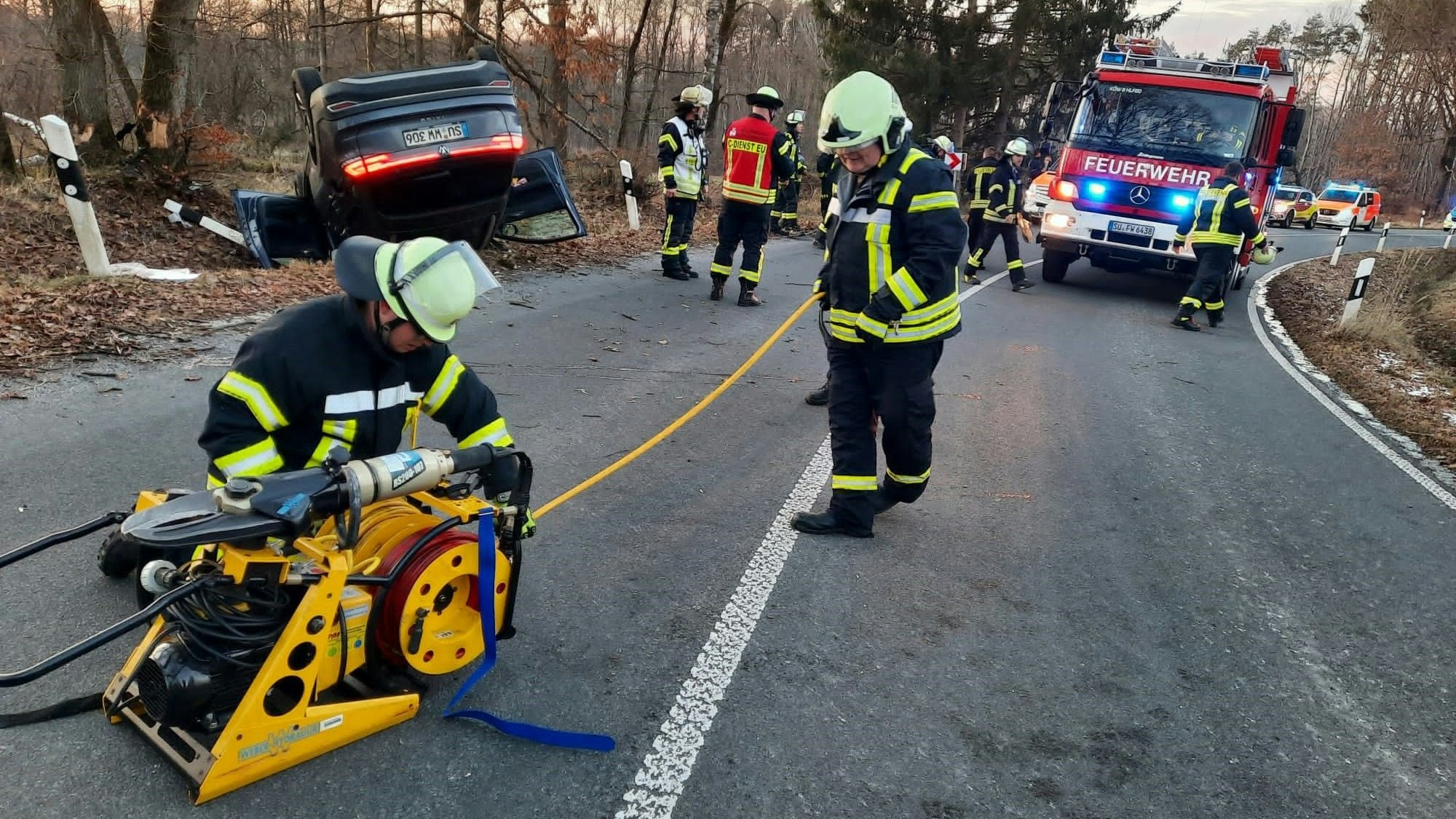 Der Fahrer saß beim Eintreffen der ersten Einsatzkräfte noch im Auto, war aber nicht eingeklemmt.