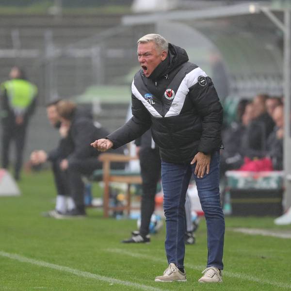 GER, 3. Liga VfB Luebeck vs FC Viktoria Koeln / 21.10.2023, Dietmar-Scholze-Stadion an der Lohmuehle, Luebeck, GER, 3. Liga VfB Luebeck vs FC Viktoria Koeln im Bild / picture shows Coachingzone / Seitenlinie / Trainerbereich / Technische Zone. Trainer Olaf Janßen/Janssen FC Viktoria Koeln gibt Anweisungen, gestikuliert / gibt Handzeichen *** GER, 3 Liga VfB Luebeck vs FC Viktoria Koeln 21 10 2023, Dietmar Scholze Stadion an der Lohmuehle, Luebeck, GER, 3 Liga VfB Luebeck vs FC Viktoria Koeln in picture shows coaching zone sideline coach area technical zone coach Olaf Janßen Janssen FC Viktoria Koeln gives instructions, gestures gives hand signals nordphotoxGmbHx/xTauchnitz nph00059