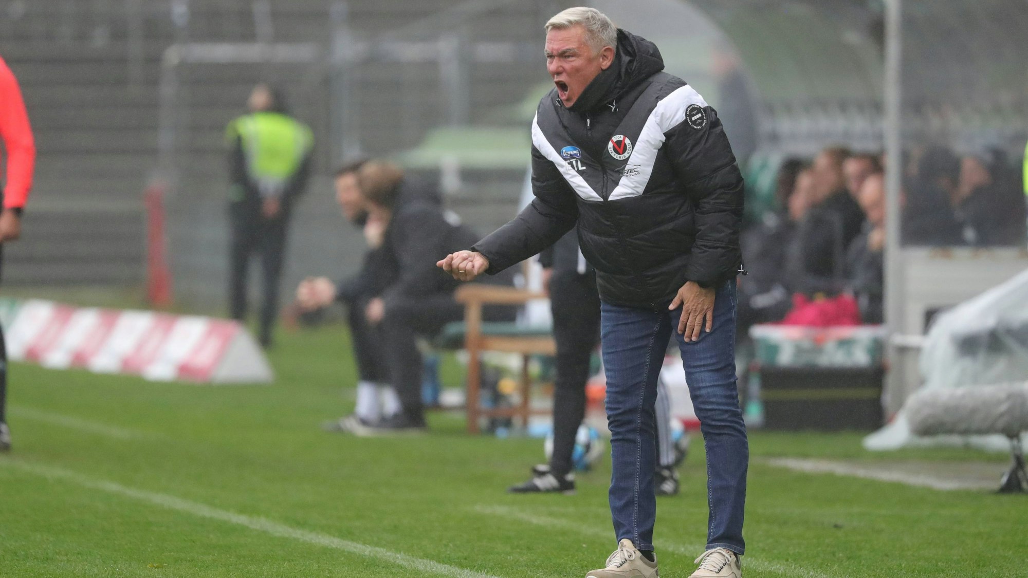 GER, 3. Liga VfB Luebeck vs FC Viktoria Koeln / 21.10.2023, Dietmar-Scholze-Stadion an der Lohmuehle, Luebeck, GER, 3. Liga VfB Luebeck vs FC Viktoria Koeln im Bild / picture shows Coachingzone / Seitenlinie / Trainerbereich / Technische Zone. Trainer Olaf Janßen/Janssen FC Viktoria Koeln gibt Anweisungen, gestikuliert / gibt Handzeichen *** GER, 3 Liga VfB Luebeck vs FC Viktoria Koeln 21 10 2023, Dietmar Scholze Stadion an der Lohmuehle, Luebeck, GER, 3 Liga VfB Luebeck vs FC Viktoria Koeln in picture shows coaching zone sideline coach area technical zone coach Olaf Janßen Janssen FC Viktoria Koeln gives instructions, gestures gives hand signals nordphotoxGmbHx/xTauchnitz nph00059