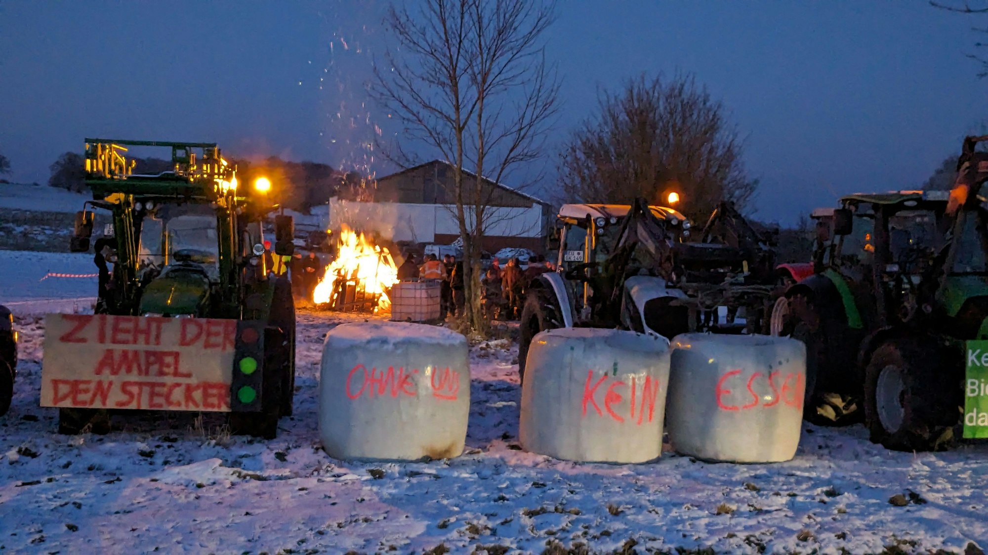 Ein Mahnfeuer der Landwirte brennt in Zingsheim.