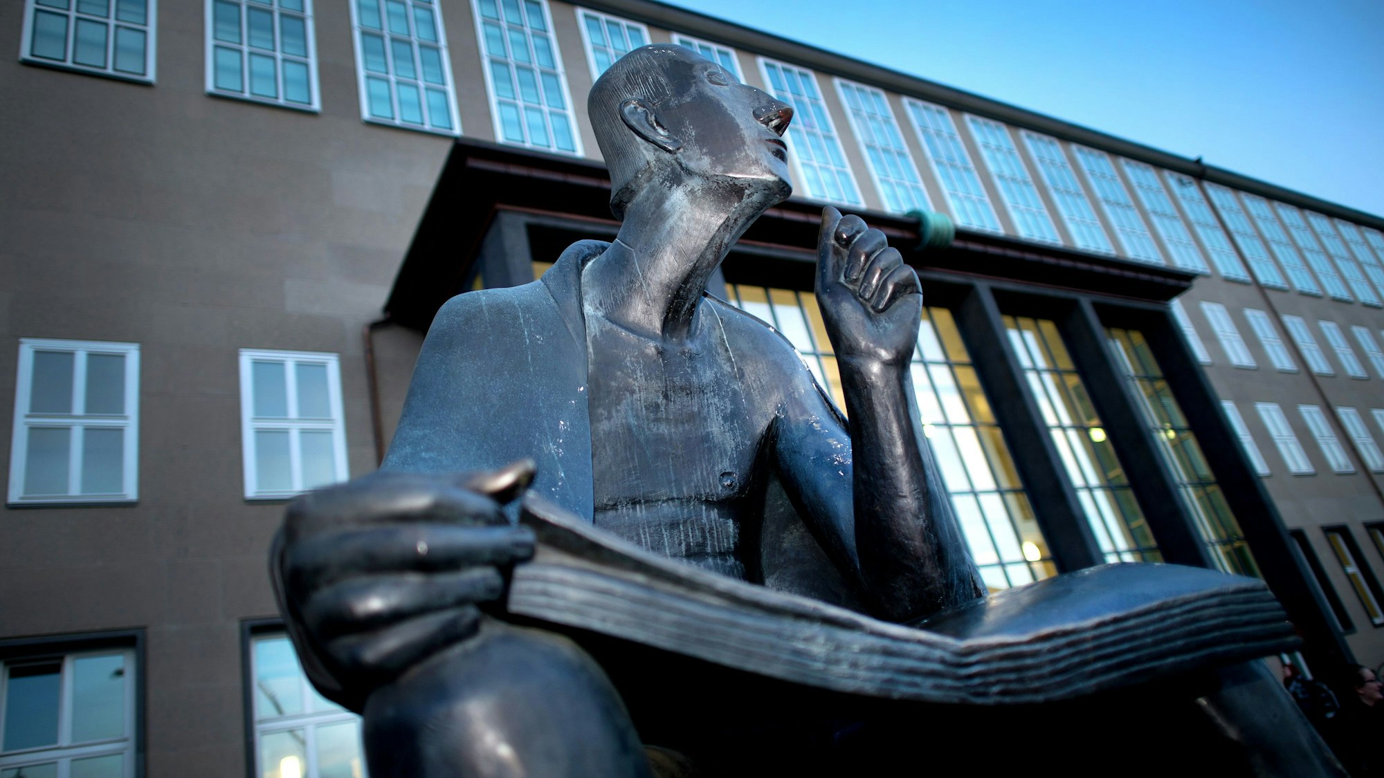 ARCHIV - Die Albertus Magnus Statue des Bildhauer Gerhard Marcks aus dem Jahr 1956 steht am 22.01.2014 in Köln (Nordrhein-Westfalen) vor dem Hauptgebäude der Universität. Mit dem umstrittenen neuen Hochschulgesetz befassen sich am Mittwoch Experten aus Wissenschaft, Forschung, Wirtschaft und Arbeitnehmervertretung im Düsseldorfer Landtag. In einer Sachverständigenanhörung werden Vertreter von Universitäten und Fachhochschulen zu Wort kommen. Foto: Federico Gambarini/dpa +++(c) dpa - Bildfunk+++