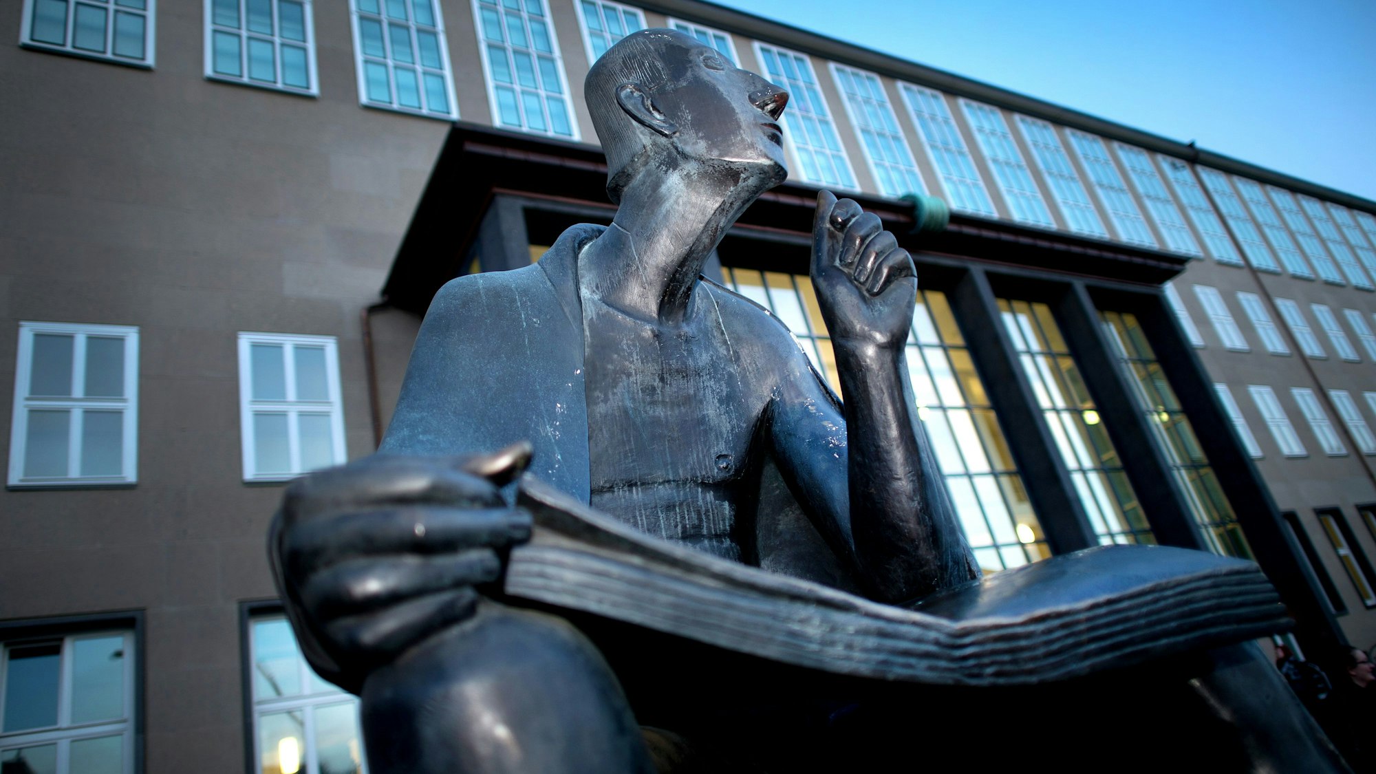 ARCHIV - Die Albertus Magnus Statue des Bildhauer Gerhard Marcks aus dem Jahr 1956 steht am 22.01.2014 in Köln (Nordrhein-Westfalen) vor dem Hauptgebäude der Universität. Mit dem umstrittenen neuen Hochschulgesetz befassen sich am Mittwoch Experten aus Wissenschaft, Forschung, Wirtschaft und Arbeitnehmervertretung im Düsseldorfer Landtag. In einer Sachverständigenanhörung werden Vertreter von Universitäten und Fachhochschulen zu Wort kommen. Foto: Federico Gambarini/dpa +++(c) dpa - Bildfunk+++