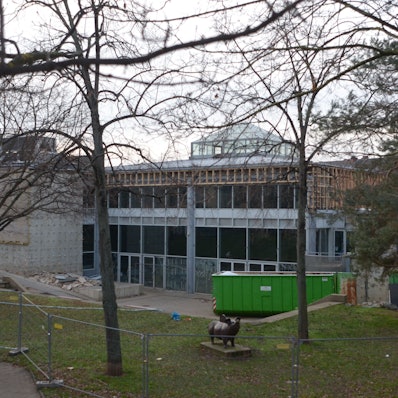 Vor dem City-Forum, das abgebrochen werden soll, stehen Container für den Abtransport von Baustoffen. Teile der Fassade sind schon demontiert worden. Das Gelände ist von einem Bauzaun umgeben.