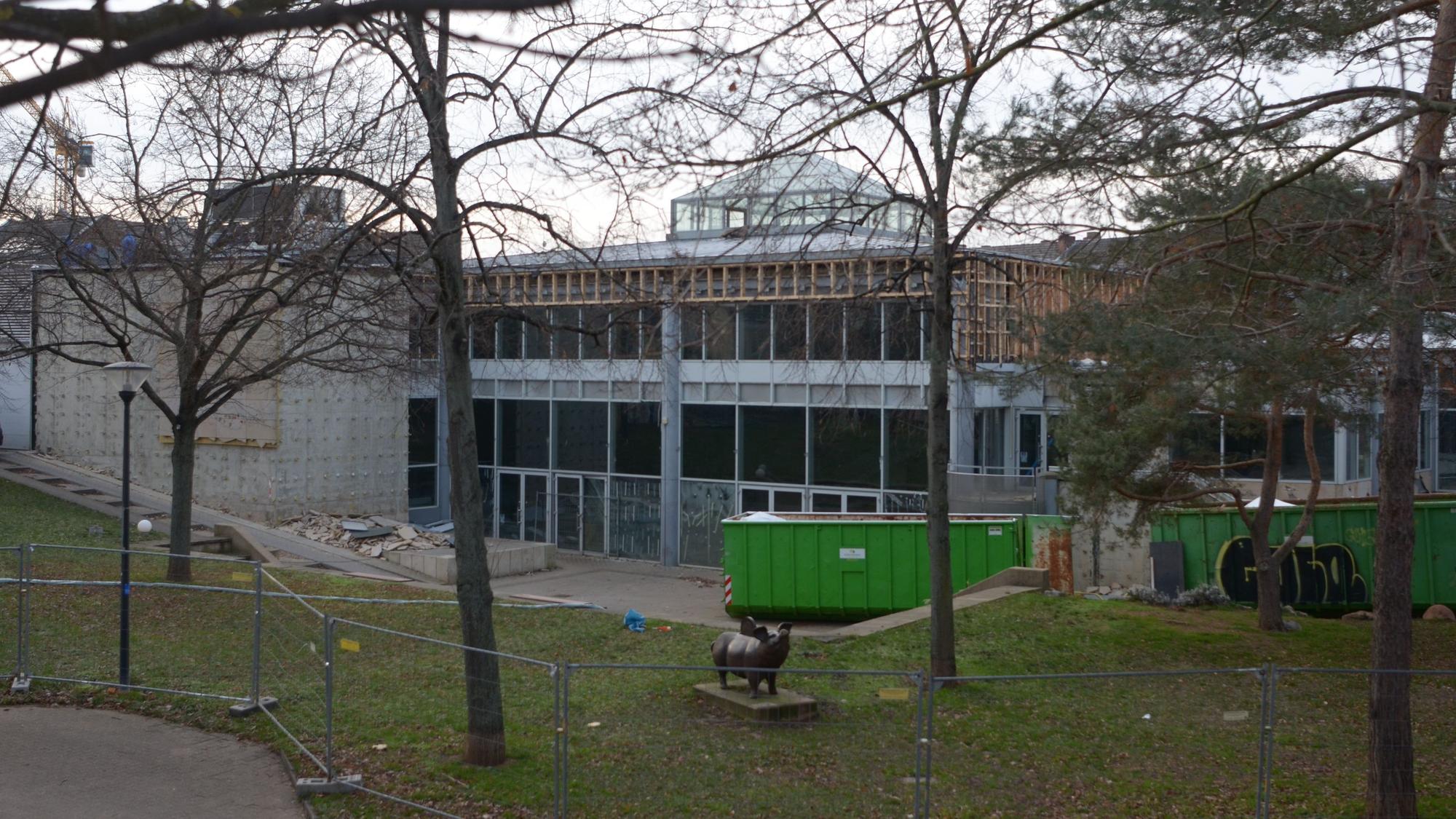 Vor dem City-Forum, das abgebrochen werden soll, stehen Container für den Abtransport von Baustoffen. Teile der Fassade sind schon demontiert worden. Das Gelände ist von einem Bauzaun umgeben.