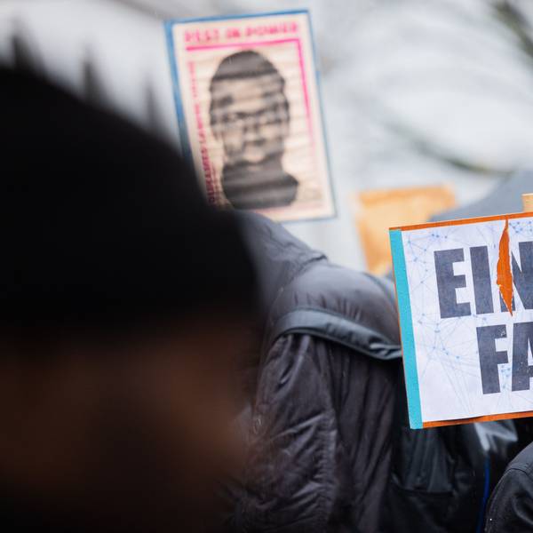 Demonstranten stehen mit Plakaten, die das Portrait des 16-jährigen Senegalesen Mouhamed Drame zeigen, vor dem Landgericht. Hier beginnt der Prozess nach tödlichen Polizeischüssen auf den jungen Flüchtling.