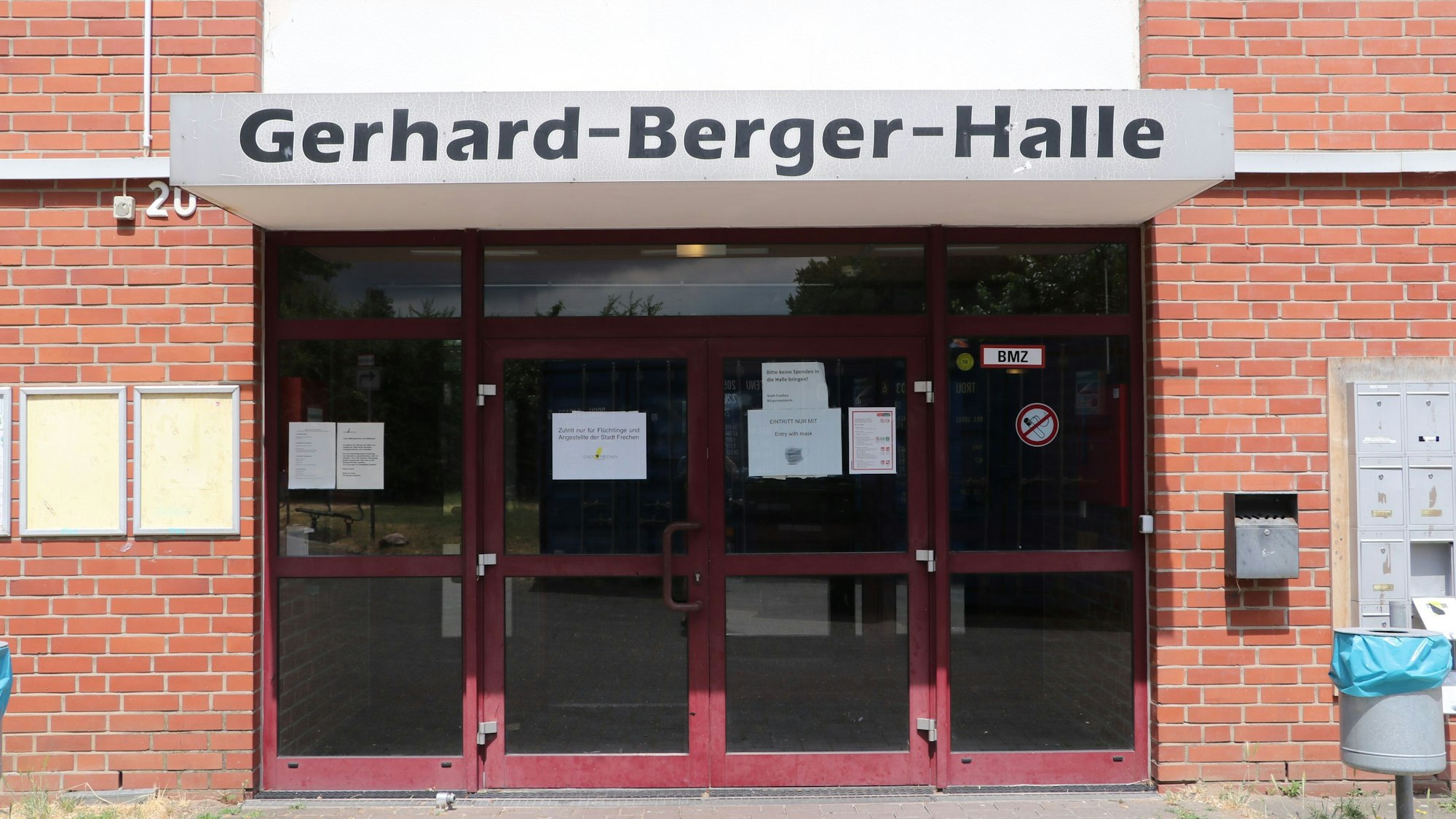 Auf dem Bild ist der Eingang einer Sporthalle zu sehen.