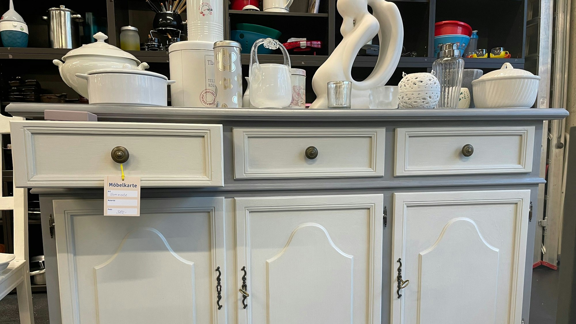 Schöne weiß-graue Kommode in der Möbelhalle De Flo in Nippes.