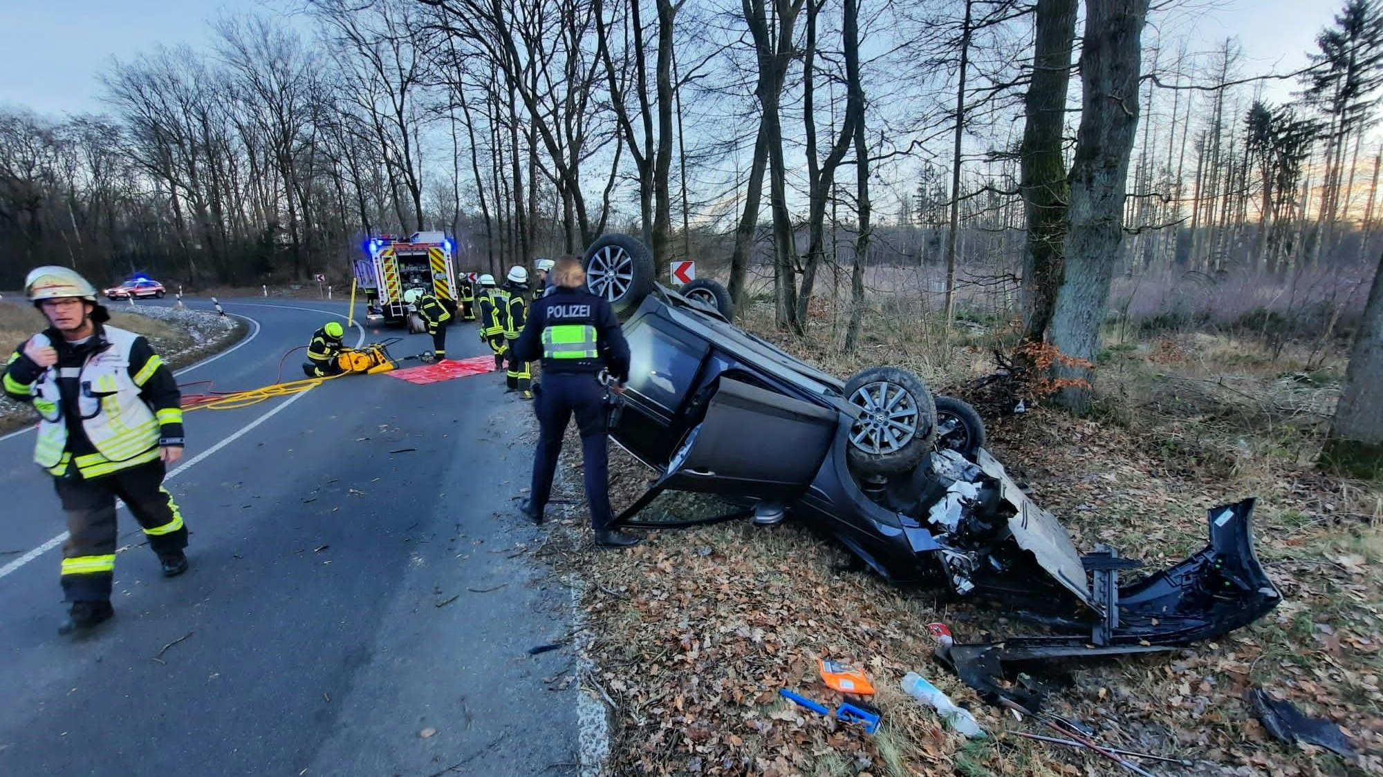 Das Fahrzeug blieb neben der Straße auf dem Dach liegen.
