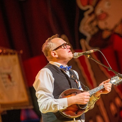 Der Redner und Musiker Jörg P. Weber bei der Proklamation des Kölner Dreigestierns im Gürzenich. Hier mimte er den streitbaren Redner Horst Muys.