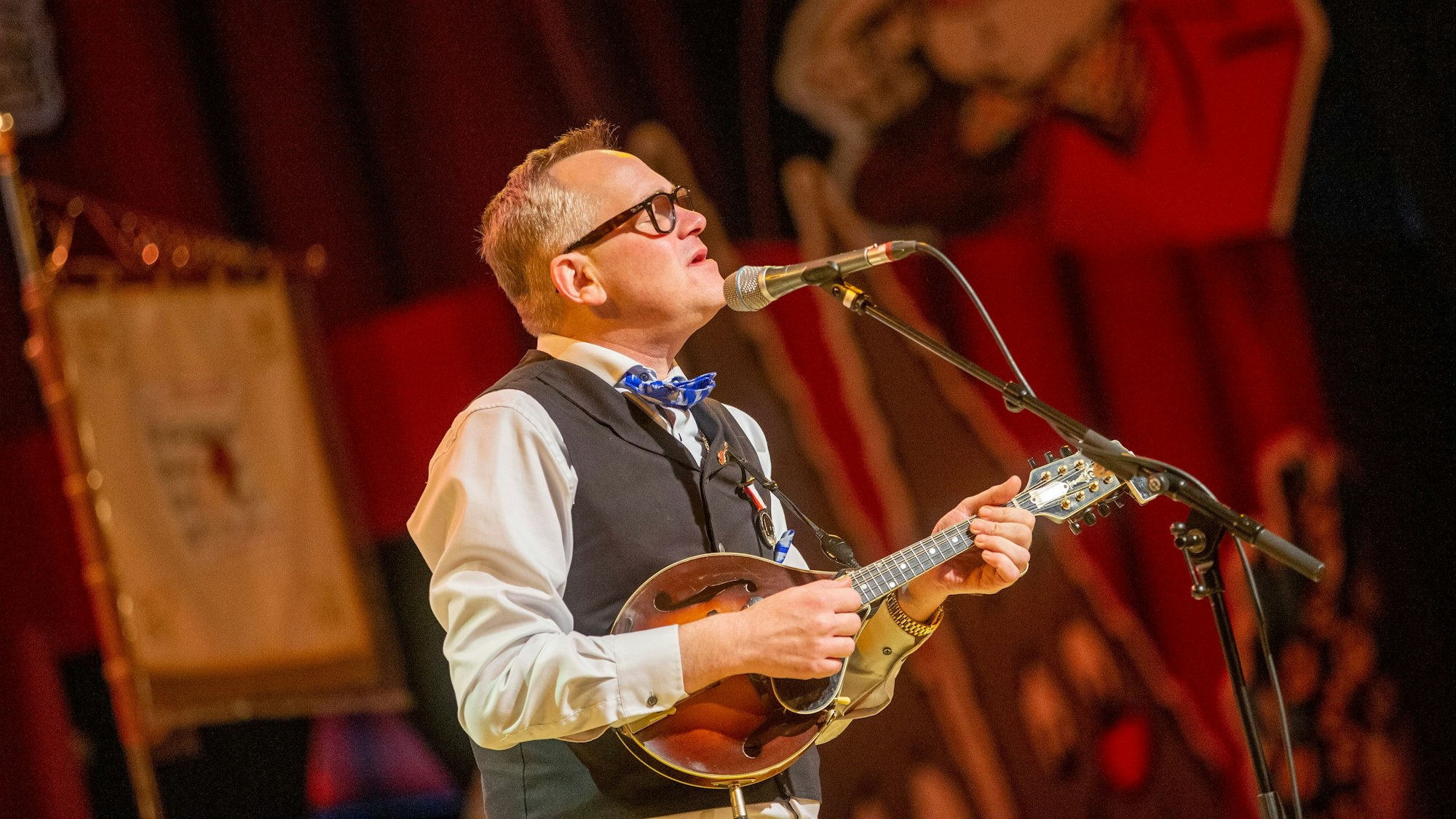 Der Redner und Musiker Jörg P. Weber bei der Proklamation des Kölner Dreigestierns im Gürzenich. Hier mimte er den streitbaren Redner Horst Muys.