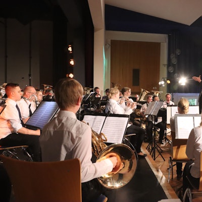 Junge Musiker spielen in einem Blasorchester.