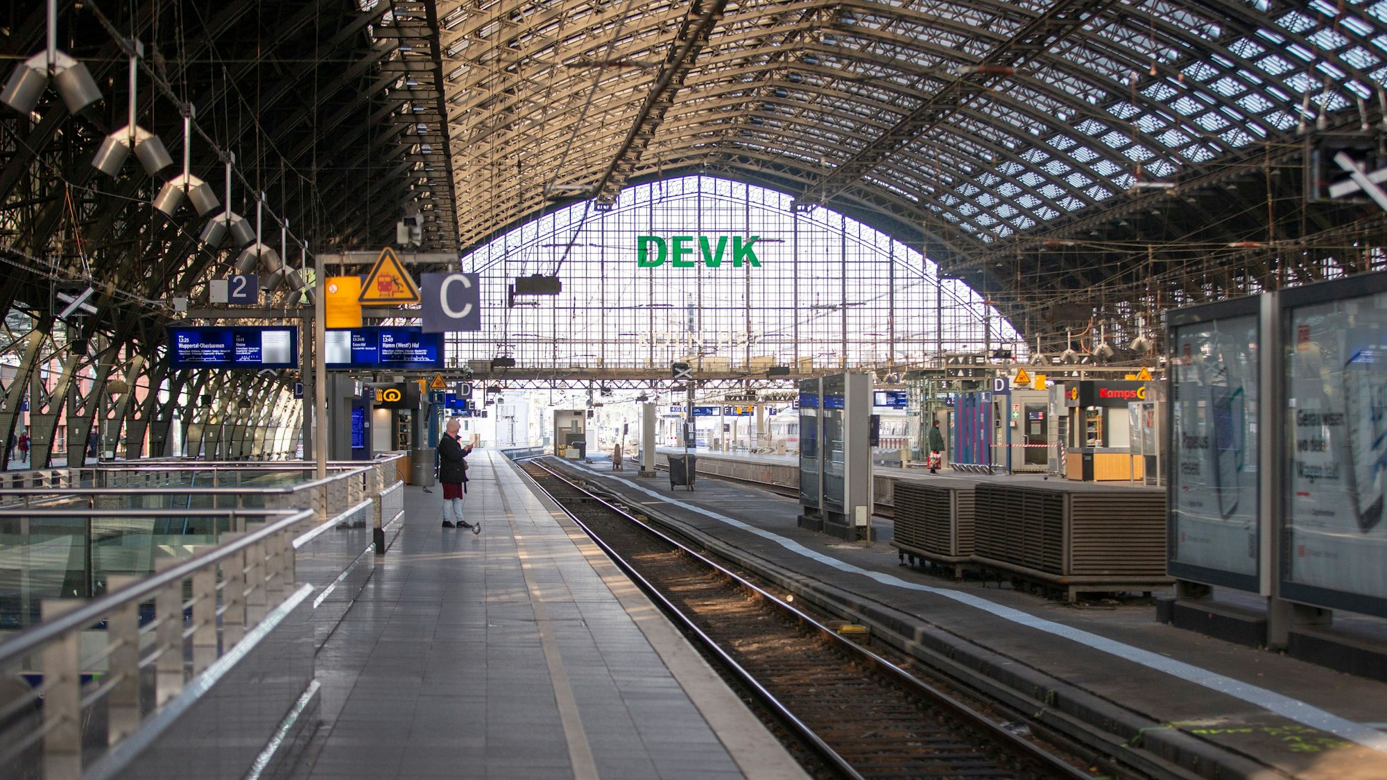 Rund 80 Prozent des Fernverkehrs steht noch bis Freitagabend um 18 Uhr still — auch in Köln.