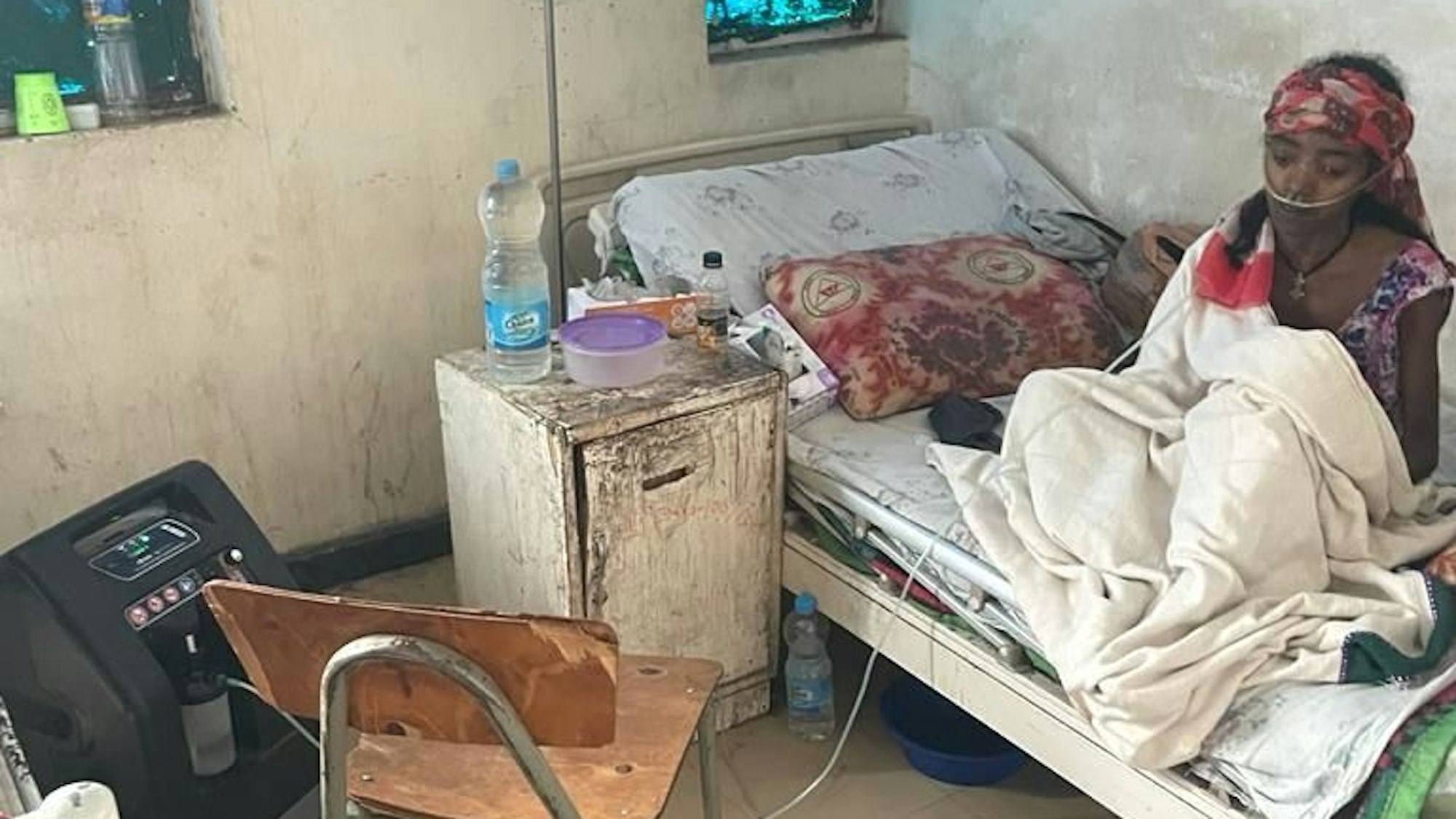 Die Zustände in den Krankenhäusern in Lalibela in Äthiopien sind katastrophal. Hier wartet ein Mädchen auf eine Operation.